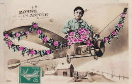 AA+ 126- " BONNE ANNEE " - GARCON DANS AEROPLANE FLEURI  SURVOLANT UN PAYSAGE ENNEIGE - Anno Nuovo