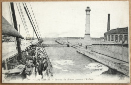 CP OUISTREHAM Bateau Du Havre Passant L'Ecluse - Ouistreham