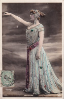 AA+ 132- WILFORD - ARTISTE FEMME - CARTE COLORISEE AVEC AJOUT BRILLANTS - PHOT. REUTLINGER , PARIS  - Artistas