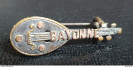 Broche Souvenir De Voyage Représentant Un Luth "Bayonne" Pays Basque - Broschen