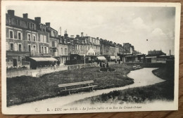 CPA LUC SUR MER 14 Le Jardin Public Et La Rue Du Grand Orient - Luc Sur Mer