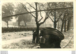 SECONDE GUERRE  GROUPE DE PRISONNIERS PHOTO ORIGINALE  9 X 6 CM - Guerre, Militaire