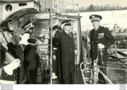 ESCORTEUR  LE BASQUE PASSATION DE COMMANDEMENT 01/1977  DU CDT RENAUX AU CDT DE ANDOLENKO  PRESENCE DE L'AMIRAL MOULINE - Boats