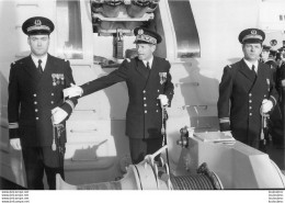 ESCORTEUR  LE BASQUE PASSATION DE COMMANDEMENT 01/1977  DU CDT RENAUX AU CDT DE ANDOLENKO  PRESENCE DE L'AMIRAL MOULINE - Bateaux