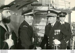 ESCORTEUR  LE BASQUE PASSATION DE COMMANDEMENT 01/1977  DU CDT RENAUX AU CDT DE ANDOLENKO  PRESENCE DE L'AMIRAL MOULINE - Boats