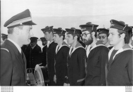 ESCORTEUR  LE BASQUE PASSATION DE COMMANDEMENT 01/1977  DU CDT RENAUX AU CDT DE ANDOLENKO  PRESENCE DE L'AMIRAL MOULINE - Bateaux