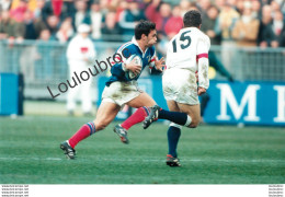 RUGBY TOURNOI DES 5 NATIONS 02/1998 FRANCE  ANGLETERRE 21/17 STADE DE FRANCE  PHOTO DE PRESSE AGENCE  ANGELI 27X18cm R6 - Sports