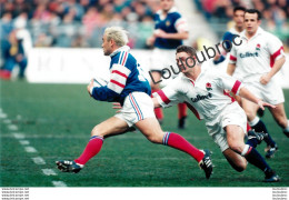 RUGBY TOURNOI DES 5 NATIONS 02/1998 FRANCE  ANGLETERRE 21/17 STADE DE FRANCE  PHOTO DE PRESSE AGENCE  ANGELI 27X18cm R10 - Sport