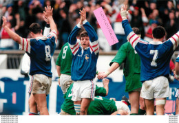 RUGBY FRANCE IRLANDE 45/10 LE 18/02/1996  PHOTO DE PRESSE AGENCE  ANGELI 27 X 18 CM - Deportes