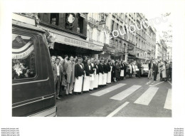 PARIS SAINT GERMAIN DES PRES BRASSERIE LIPP DECES DE ROGER CAZES 04/1987 PHOTO  DE PRESSE AGENCE  ANGELI 29X21CM REF4 - Orte