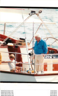 LE PRINCE RAINIER  A BORD DU VOILIER LE MALIZIA PARTIE DE PECHE POUR SES 79 ANS PHOTO DE PRESSE AGENCE  ANGELI 27 X 18CM - Célébrités