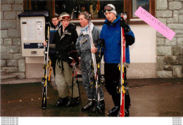 LE PRINCE CHARLES AVEC SES ENFANTS HARRY ET WILLIAM A KLOSTERS  04/2000 PHOTO DE PRESSE AGENCE  ANGELI 27 X 18 CM Ref3 - Famous People