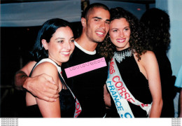 LE MANNEQUIN CAMERON MEMBRE DU JURY DE MISS CORSE DU SUD A PORTO VECCHIO 1996 PHOTO DE PRESSE AGENCE  ANGELI 27 X 18 CM - Famous People