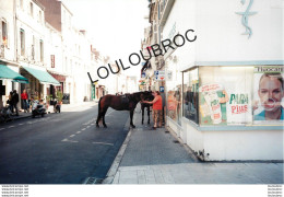 LA ROCHELLE JOURNEE SANS VOITURE MAIRE MICHEL CREPEAU 09/1997 PHOTO DE PRESSE AGENCE  ANGELI 27 X 18 CM Ref2 - Orte