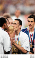 FINALE DE LA COUPE DU MONDE 1998 HENRY DJORKAEFF ET PIRES PHOTO DE PRESSE AGENCE  ANGELI 27 X 18 CM Ref13 - Deportes