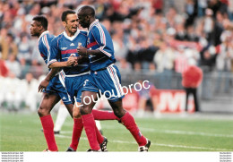 FINALE DE LA COUPE DU MONDE 1998 DESSAILLY DJORKAEFF ET THURAM PHOTO DE PRESSE AGENCE  ANGELI 27 X 18 CM Ref11 - Deportes