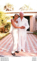 EDDIE BARCLAY ET JULIE A SAINT TROPEZ 07/1999 PHOTO DE PRESSE AGENCE  ANGELI 27 X 18 CM Ref1 - Berühmtheiten