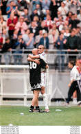 FINALE DE LA COUPE DU MONDE 1998  BARTHEZ ET TREZEGUET PHOTO DE PRESSE AGENCE  ANGELI 27 X 18 CM Ref21 - Deportes