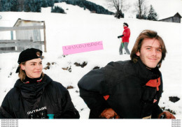 EMMANUEL PHILIBERT DE SAVOIE ET NATACHA ANDRESS A GSTAAD SUISSE 01/1998  PHOTO DE PRESSE AGENCE  ANGELI 27 X 18 CM - Célébrités