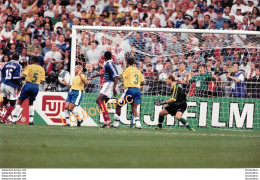 FINALE DE LA COUPE DU MONDE 1998 BUT DE ZIDANE PHOTO DE PRESSE AGENCE  ANGELI 27 X 18 CM Ref6 - Deportes