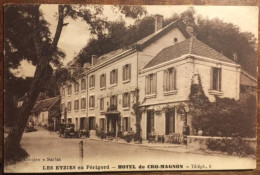 Cpa, 24, Dordogne, Les Eyzies En Périgord, Devanture Hôtel Cro-Magnon, Animée, Voiture, Pompe à Essence, Photo Rivière - Les Eyzies