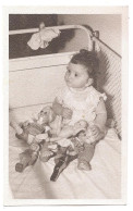 Photo Originale , Jeune Fillette Avec Beaucoup Jouets  , Dim. 7.5 Cm X 11.5 Cm - Personnes Anonymes