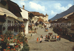 11877181 Gruyeres FR Dorfpartie Mit Brunnen Gruyeres - Autres & Non Classés