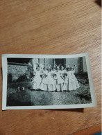 563 // PHOTO ANCIENNE JEUNES FILLES EN ROBE BLANCHE,  DANSE / 11 X 7 CMS - Personas Anónimos