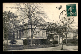 14 - CAEN - AVION PLANANT SUR LA PREFECTURE - Caen