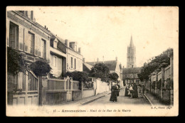 14 - ARROMANCHES - HAUT DE LA RUE DE LA MAIRIE - Arromanches