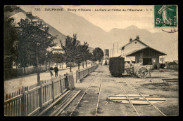 38 - BOURG-D'OISANS - LA GARE DE CHEMIN DE FER ET L'HOTEL DE L'OBERLAND - Bourg-d'Oisans