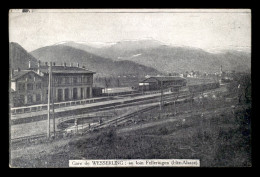 68 - WESSERLING - LA GARE DE CHEMIN DE FER - AU LOIN FELLERINGEN - Other & Unclassified