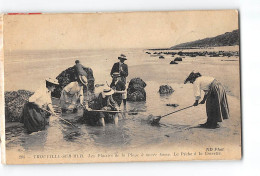 TROUVILLE SUR MER - Les Plaisirs De La Plage à Marée Basse - La Pêche à La Crevette - Très Bon état - Trouville