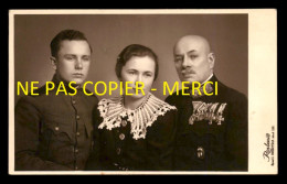 HONGRIE - MILITAIRES ET JEUNE FILLE - CARTE PHOTO ORIGINALE - PHOTO ROSBAUD BUDAPEST - Ungarn