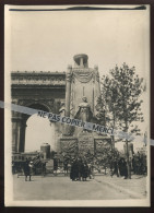 PARIS - CEREMONIE A L'ARC DE TRIOMPHE - MONUMENT AUX MORTS - FORMAT 18 X 13 CM  - Lugares