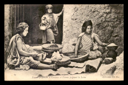 SCENES ET TYPES - FEMME PREPARANT LE COUSCOUS ET FEMME PEIGNANT LA LAINE - Scene & Tipi