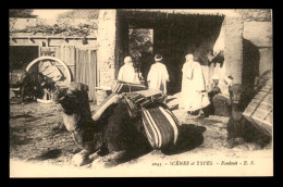 SCENES ET TYPES - ALGERIE - FONDOUK - CHAMEAU - Scene & Tipi