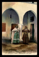 SCENES ET TYPES - ALGERIE - MAURESQUES CHEZ ELLES - FEMME - CARTE COLORISEE - Scene & Tipi