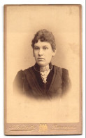 Fotografie Selle Und Kuntze, Potsdam, Schwertfegerstrasse 14, Portrait Einer Bürgerlichen Mit Ernstem Gesicht  - Anonyme Personen