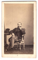 Fotografie H. Geruzet, Bruxelles, Rue Del`Ecuyer 27, Portrait Mann Im Anzug Sitzend Am Tisch Nebst Zylinder  - Anonieme Personen