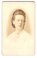 Fotografie A. Hensel, Berlin, Alte Jacobstr. 12, Portrait Junge Dame Im Hellen Kleid Mit Brosche  - Anonymous Persons