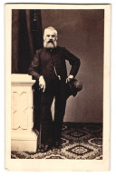 Fotografie Unbekannter Fotograf Und Ort, Portrait älterer Herr V. J. Seckera Im Dunklen Anzug Mit Stock Und Hut, 1862  - Anonymous Persons