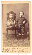 Fotografie Carl Falke, Gera, Schleizerstr. 16, Portrait Zwei Junge Kinder Im Kleidchen Und Anzug  - Personnes Anonymes