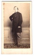 Fotografie W. Wallnau, Berlin, Neue Wilhelms-Str. 9, Portrait Junger Mann Julius Im Anzug Vor Einer Wand  - Anonymous Persons