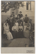 Fotografie Hugo Grün, Alsfeld, Ansicht Alsfeld, Familie Zum Gruppenfoto Vor Ihrem Haus  - Orte