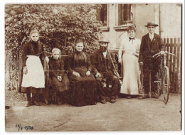 Fotografie Mutter Und Vater Mit Ihren Kindern Samt Fahrrad Vor Dem Haus, 1901  - Radsport