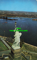 R574953 Aerial View Of Statue Of Liberty On Bedloes Island In New York Harbour. - Monde