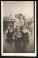 Foto-AK Familie In Badeanzügen Mit Einem Wasserball  - Mode