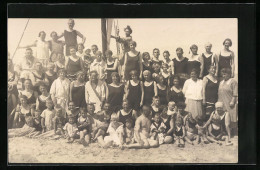 Foto-AK Urlauber In Bademode Beim Erinnerungsfoto Am Fahnenmast  - Fashion