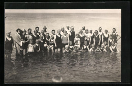 Foto-AK Gruppenaufnahme Von Badeurlaubern Am Meer  - Mode